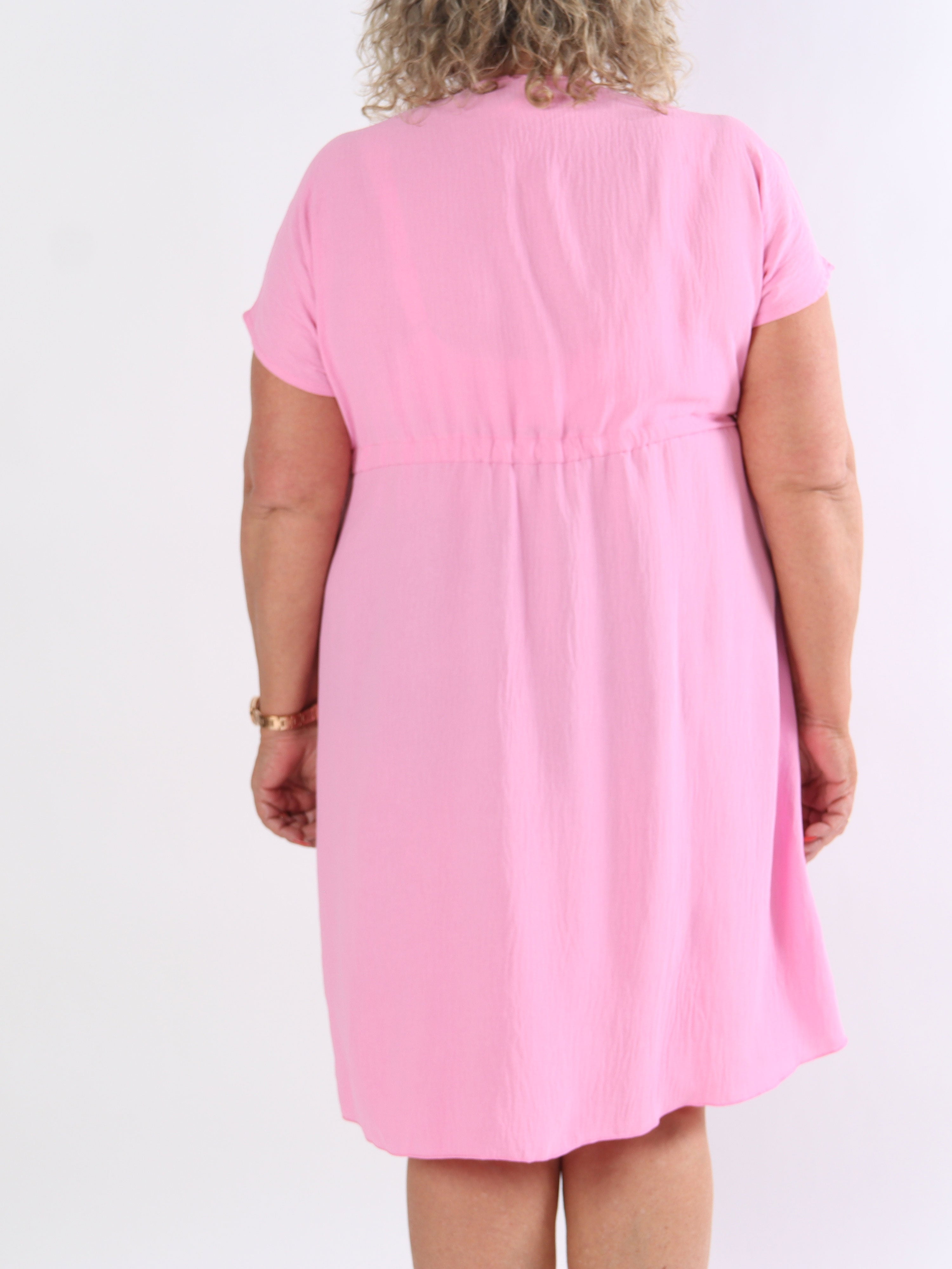 Ada - Sød plus size kjole med vogue henover brystet